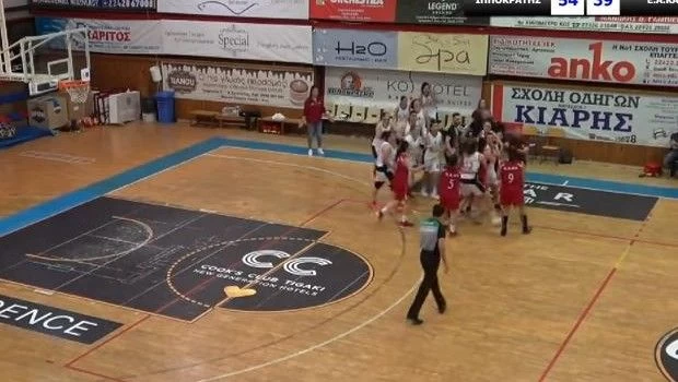 Πιάστηκαν στα… χέρια! – Σύρραξη σε αγώνα μπάσκετ γυναικών (βίντεο)